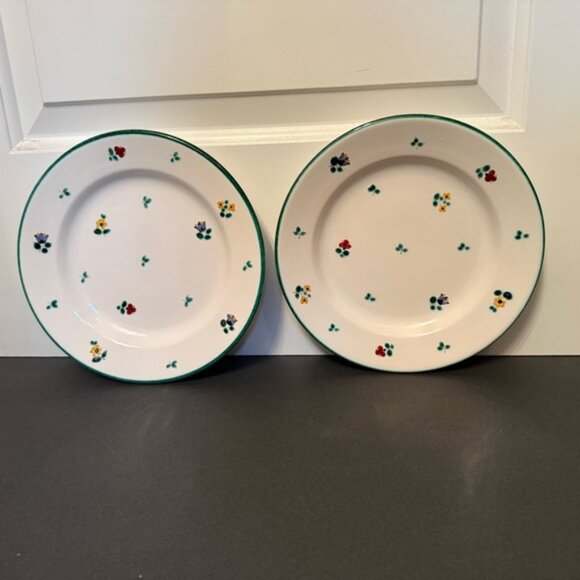 GMUNDNER KERAMIK AUSTRIA HANDMADE DINNER PLATES PAIR WHITE GREEN FLORAL DINING - Picture 1 of 8